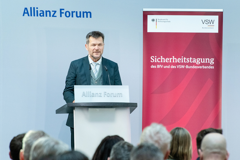 „Abwehrbereit? – Deutschlands Wirtschaft in Zeiten hybrider Angriffe“: Bundesregierung erkennt Rolle der Sicherheitswirtschaft als Eckpfeiler des Wirtschaftsschutzes in Deutschland an