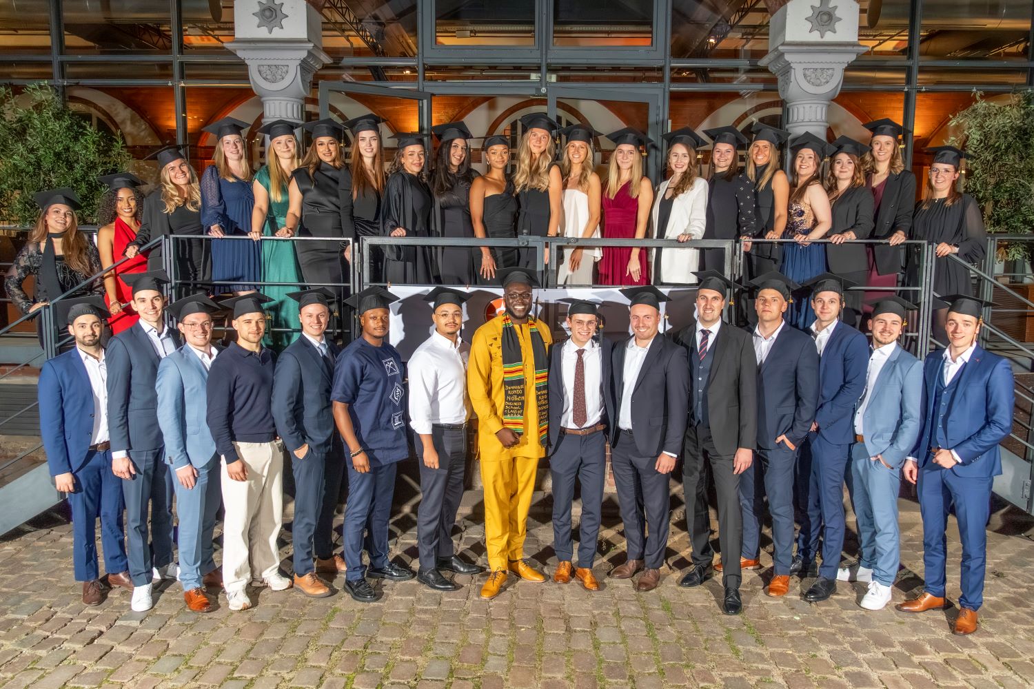 Absolventenfeier in der Hamburger Hafen-City – 5 neue Sicherheitsmanager haben Ihr Studium geschafft.