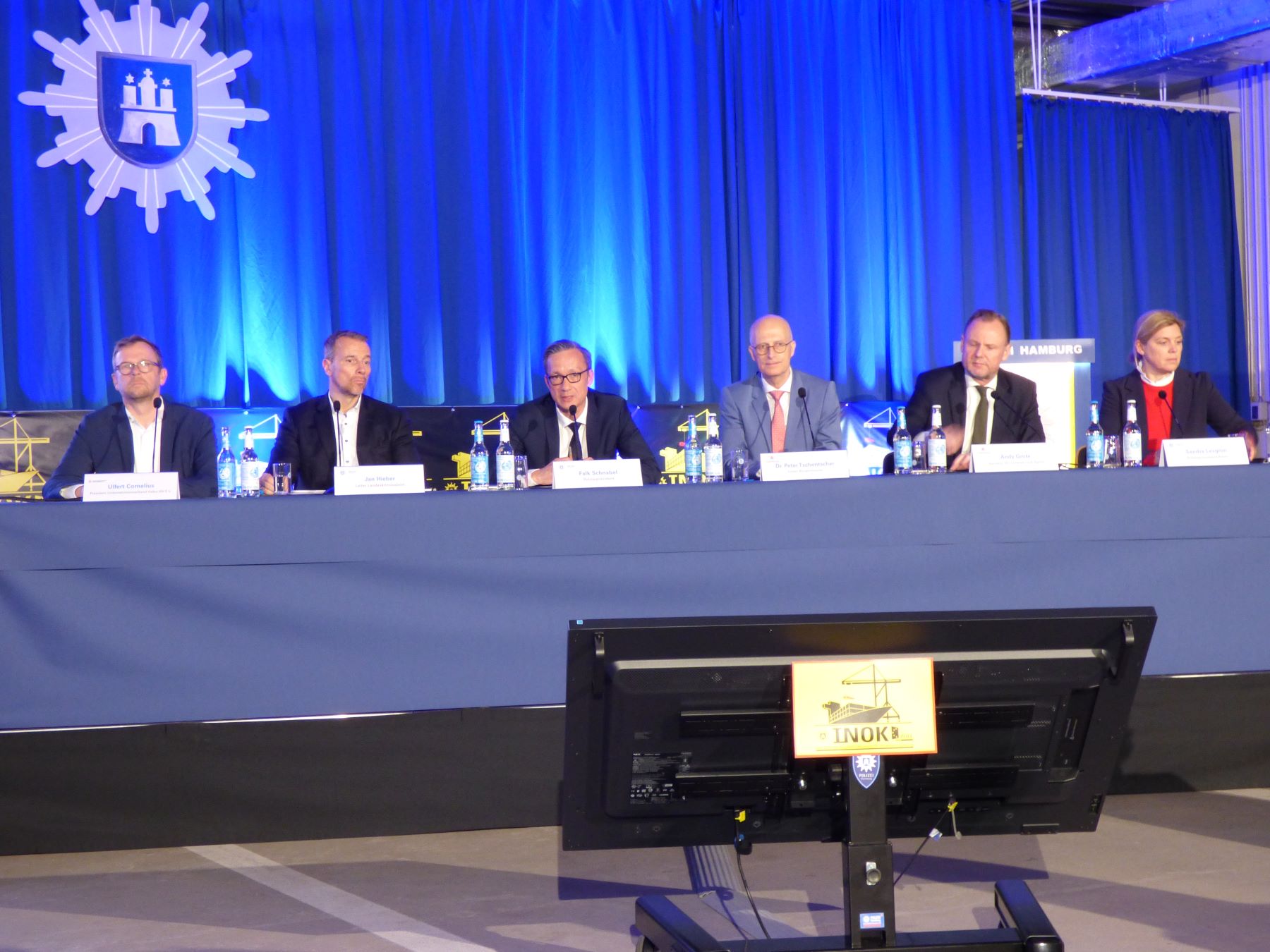 Kampf gegen internationale Drogenkriminalität: Anonymes Hinweisgeberportal für Hafenbeschäftigte vorgestellt