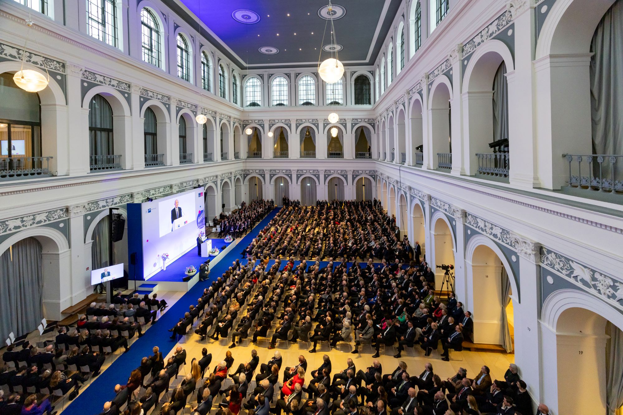 Denkwürdige Veranstaltung: VERSAMMLUNG EHRBARER KAUFLEUTE